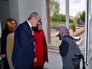 Vali Akın huzurevi sakinleri ile şehit ailelerinin bayramını kutladı