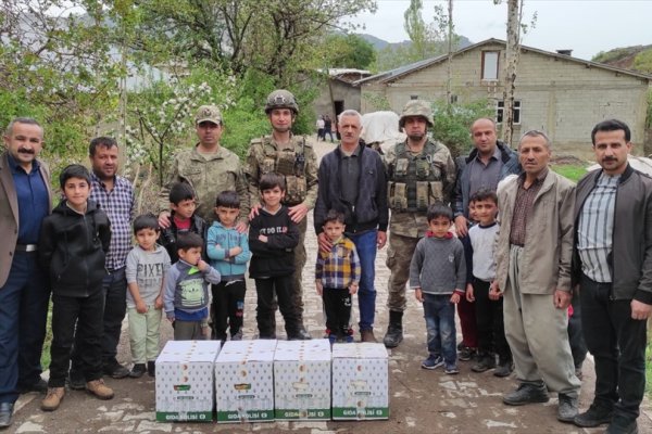 Mehmetçik, Hakkari'de ihtiyaç sahiplerine yardım dağıttı