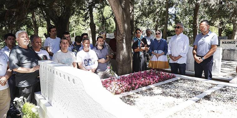 Türk sinemasının unutulmaz ismi Kemal Sunal kabri başında anıldı