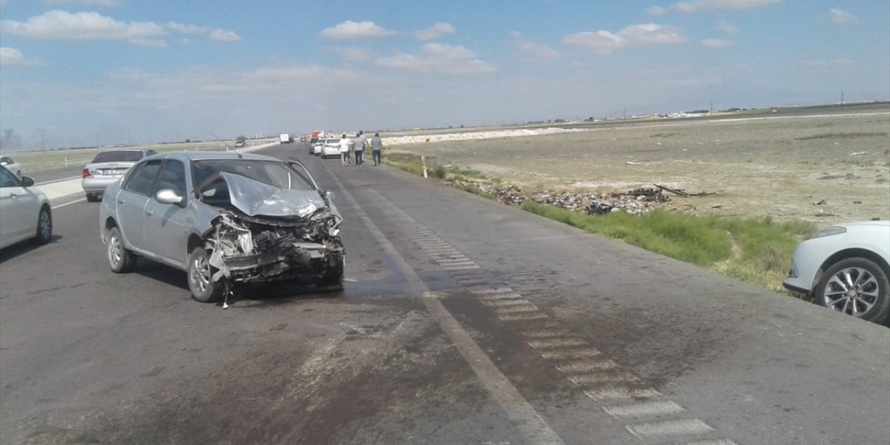 Aksaray'da otomobilin park halindeki otomobile çarptığı kazada 1 bebek öldü, 3 kişi yaralandı