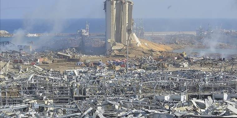 Lübnan'da 2 yıl önceki liman patlamasının enkazından alevler yükseldi