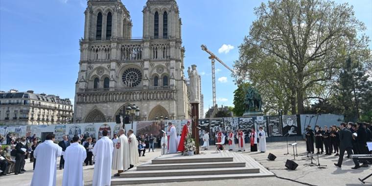 Fransa'nın sembolü Notre Dame Katedrali kapılarını 2024’te yeniden açacak