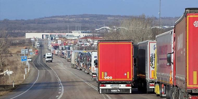 Kara sınır kapılarındaki ticari araç trafiği Kovid-19 öncesi döneme yaklaşıyor