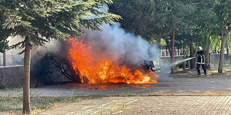 Kayseri'de okulun bahçesindeki otomobil yandı