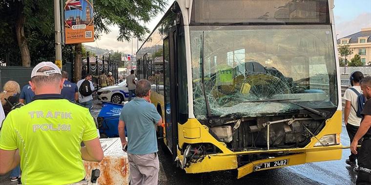 Üsküdar'da kaza yapan İETT otobüsünde hasar oluştu