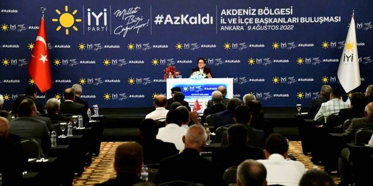 Akşener, İYİ Parti'nin Akdeniz Bölgesi il ve ilçe başkanlarıyla görüştü