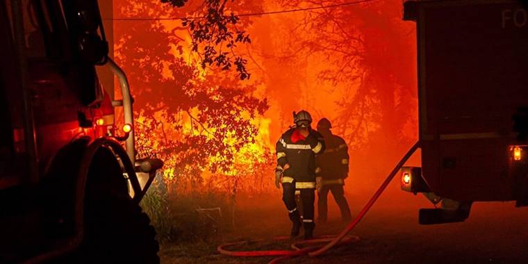 Avrupa'dan yüzlerce itfaiyeci, yangınlarla boğuşan Fransa'ya desteğe geldi