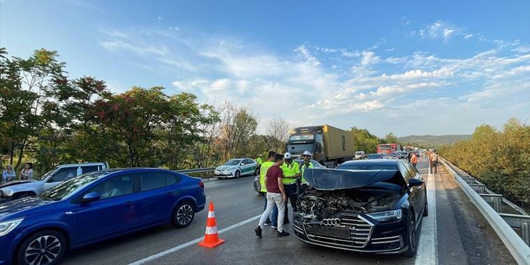 İstanbul-İzmir Otoyolu'ndaki zincirleme kazada 10 kişi yaralandı