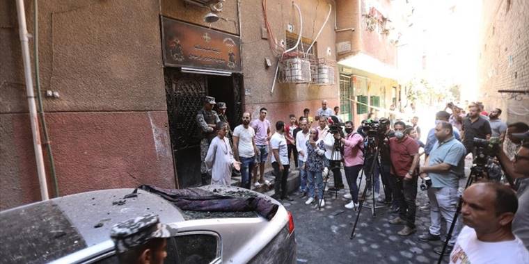 Mısır'daki kilise yangınında ölenlerin ailelerine ve yaralılara tazminat ödenecek