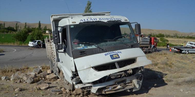 Aksaray'da otomobilin kamyonla çarpışması sonucu 4 kişi yaralandı