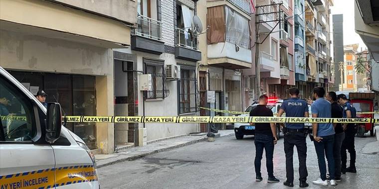 İzmir'de bir kişi eşi ve kayınpederini silahla öldürdü, 2 baldızını yaraladı