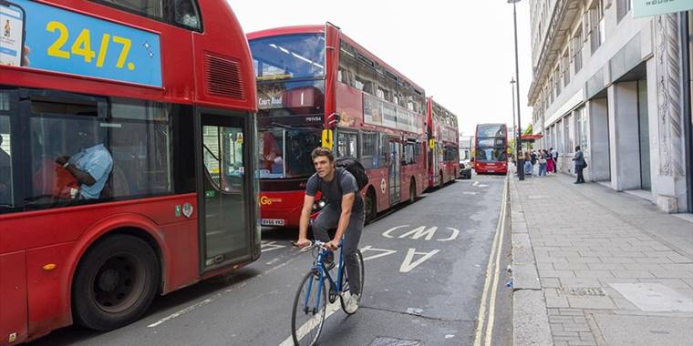 Londra'da metro çalışanları ve otobüs şoförleri greve gitti