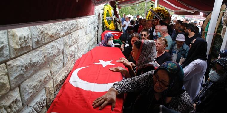 Balıkesir'de kazada hayatını kaybeden iş insanı ve eşi toprağa verildi