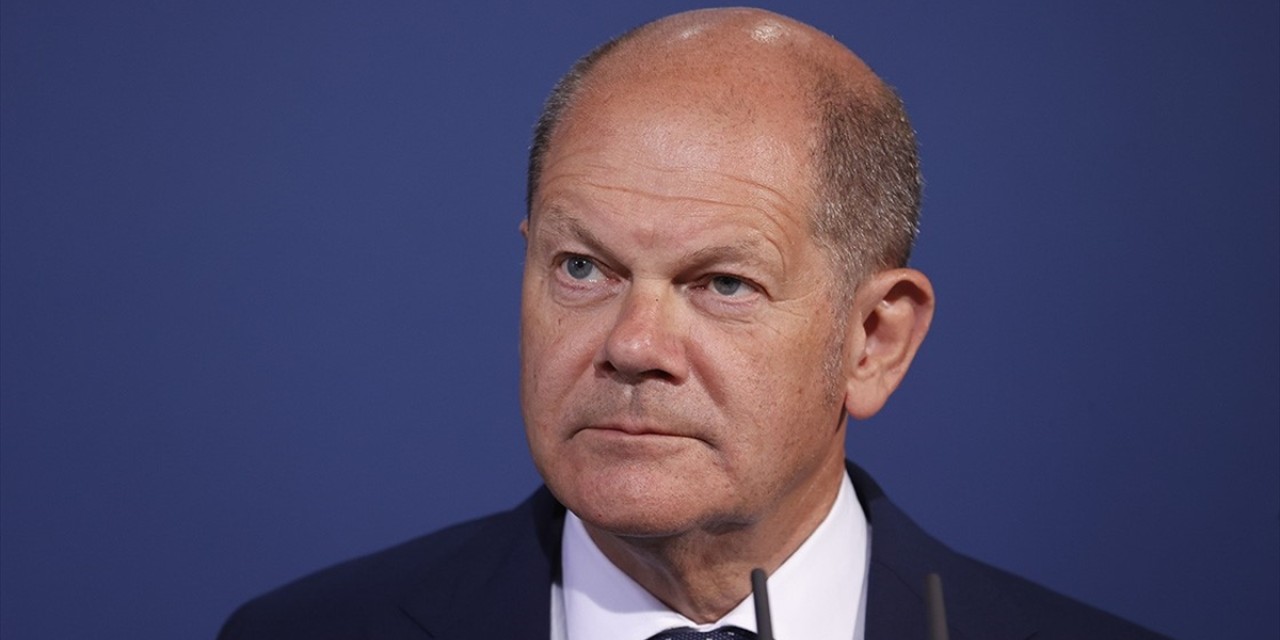 Scholz, ülkede eğitim gören Ukraynalı askerleri ziyaret etti