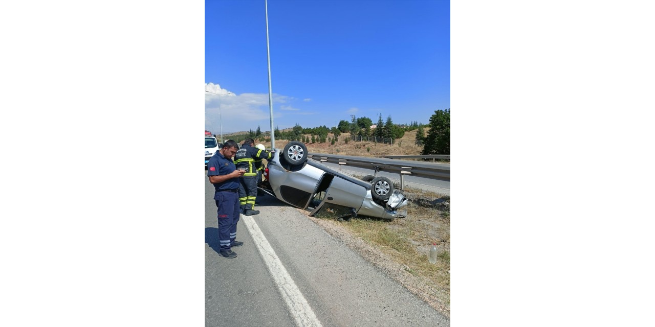 Kırıkkale'de devrilen otomobildeki 3 kişi yaralandı