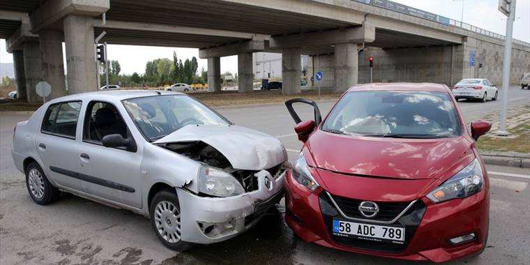 Sivas'ta otomobillerin çarpıştığı kazada 2 kişi yaralandı