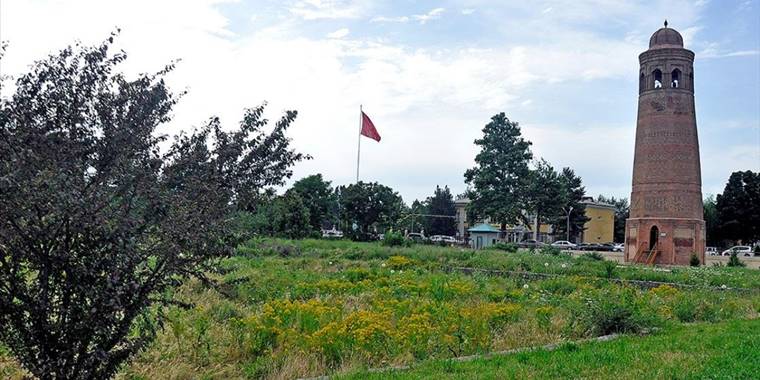 Kırgızistan'daki Özgön Kulesi, güçlü Karahanlı Hanedanı'nın saltanatını simgeliyor