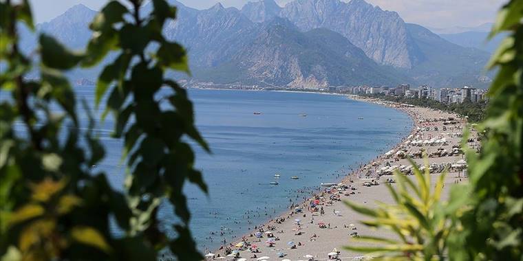 Dört mevsim turist çeken Antalya konuklarına eşsiz güzellikler sunuyor