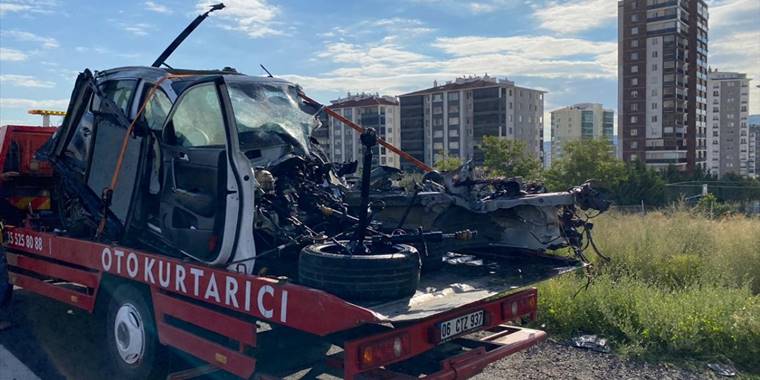 Başkentte trafik levhasına çarparak devrilen otomobilin sürücüsü öldü