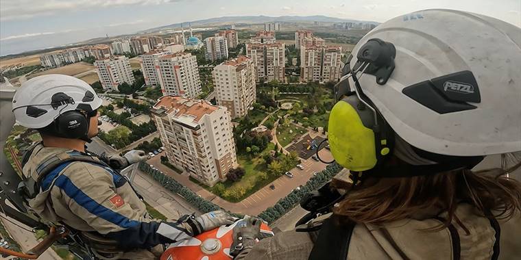 Elektrik hatlarının bakım çalışmalarında helikopterli mesai