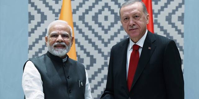 Erdoğan, Hindistan Başbakanı Modi ile bir araya geldi