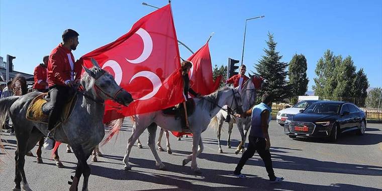 MHP Genel Başkanı Bahçeli'yi Erzurum'da atlı ciritçiler karşıladı