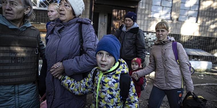 Harkiv bölgesinde cephe hattına yakın yerleşim birimlerinden tahliyeler sürüyor