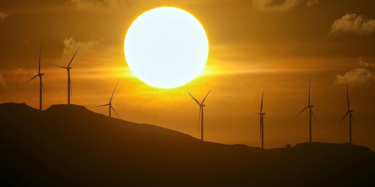 Türk toplumu enerji bağımsızlığının yolunu rüzgar ve güneş enerjisinde görüyor