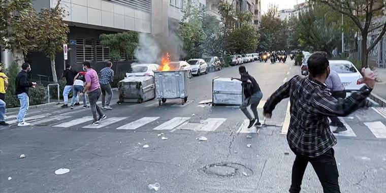 Tahran’da protestolar ve güvenlik güçlerinin önlemleri sürüyor