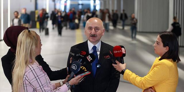 Bakan Karaismailoğlu, Ankara'ya giderken Sabiha Gökçen Havalimanı'na metroyla geldi