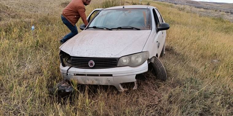 Sivas'ta şarampole devrilen otomobildeki 3 kişi yaralandı