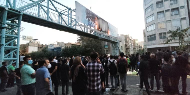 İran'da protesto gösterileri devam ediyor