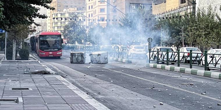 İran'da binlerce kişinin katıldığı Emini'yi anma töreni sonrası polisle bazı göstericiler çatıştı