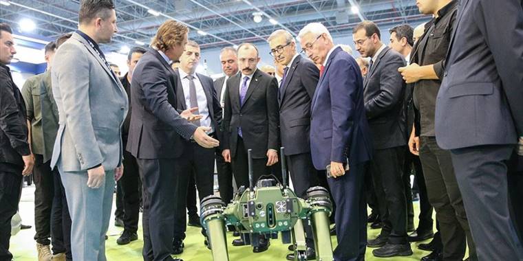 Ticaret Bakanı Muş, SAHA EXPO'yu ziyaret etti