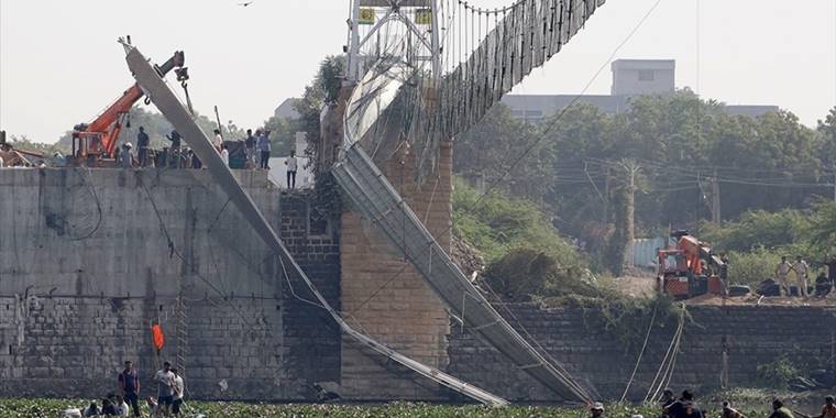 Hindistan Başbakanı asma köprünün çöktüğü Gujarat eyaletini ziyaret etti