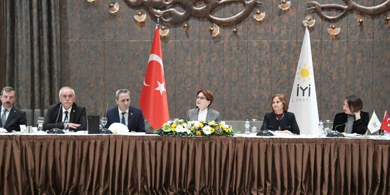 Akşener, partisinin başkanlık divanı ve kurucular kurulu üyeleriyle buluştu