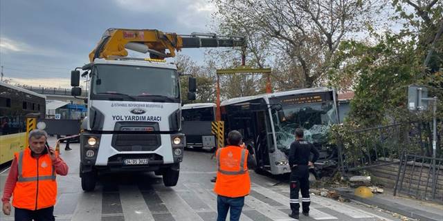 Kadıköy'de belediyenin bahçe duvarına çarpıp asılı kalan metrobüs çekildi