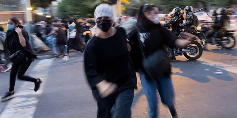 İran'ın Mahabad kentinde polis göstericilere ateşli silahlarla müdahale etti