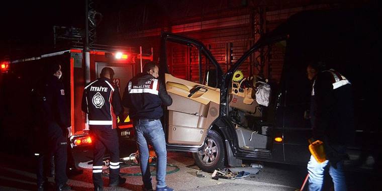 Amasya’da tiyatrocuları taşıyan minibüsle kamyonun çarpıştığı kazada 3 kişi öldü, 8 kişi yaralandı