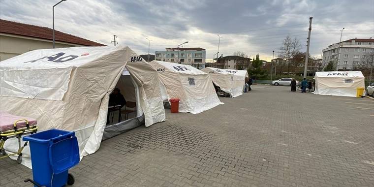 Düzce'de hastane bahçesine olası yoğunluğa karşı AFAD çadırları kuruldu