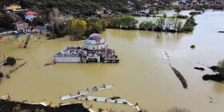 Arnavutluk'taki sel felaketinde, restorasyondaki Kurşunlu Camisi de sular altında kaldı