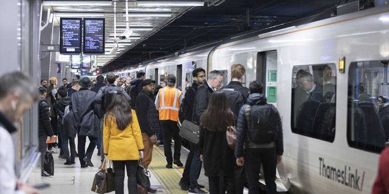 İngiltere'de tren yolu çalışanlarının grev kararı hükümeti endişelendiriyor