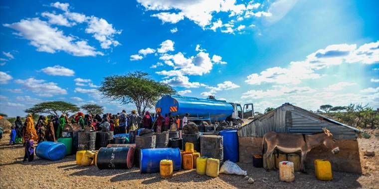 Kuraklığın vurduğu Mandera’da kuyular su tankerleriyle dolduruluyor