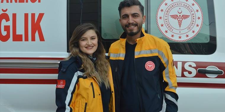 Sağlık çalışanı çift, aynı ambulansta birbirlerine güç, hastalara güven aşılıyor