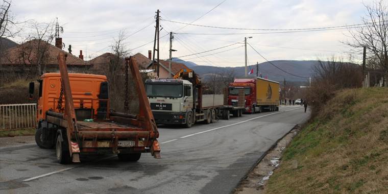 Kosova’nın kuzeyindeki en büyük barikatın kaldırılmasıyla yol trafiğe açıldı