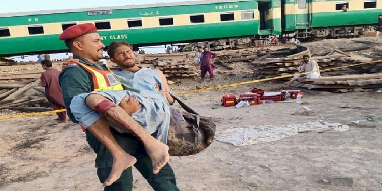 Pakistan'da bombalı saldırı! Tren raydan çıktı...