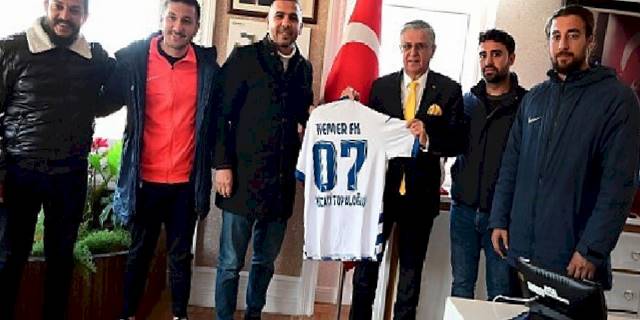 Başkan Topaloğlu'na forma hediyesi