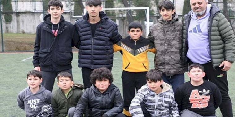 Depremzede çocuklar futbol oynayarak moral depoluyor