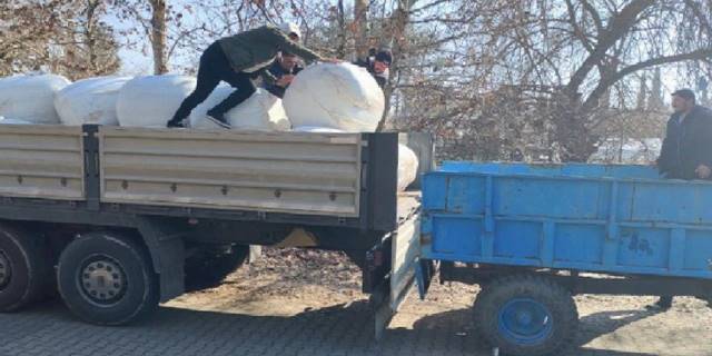 İzmit'in Kahramanmaraş'a gönderdiği yem tırları yüz güldürdü