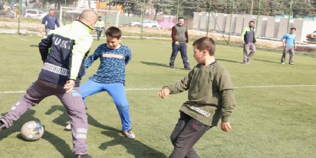 Hatay'da BUSKİ ekipleri depremzedeli çocuklara moral verdi